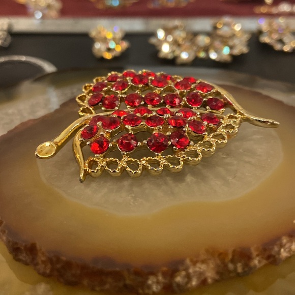 Vintage gold & red glass brooch.  Final !  2.25" x 2" - Picture 4 of 11